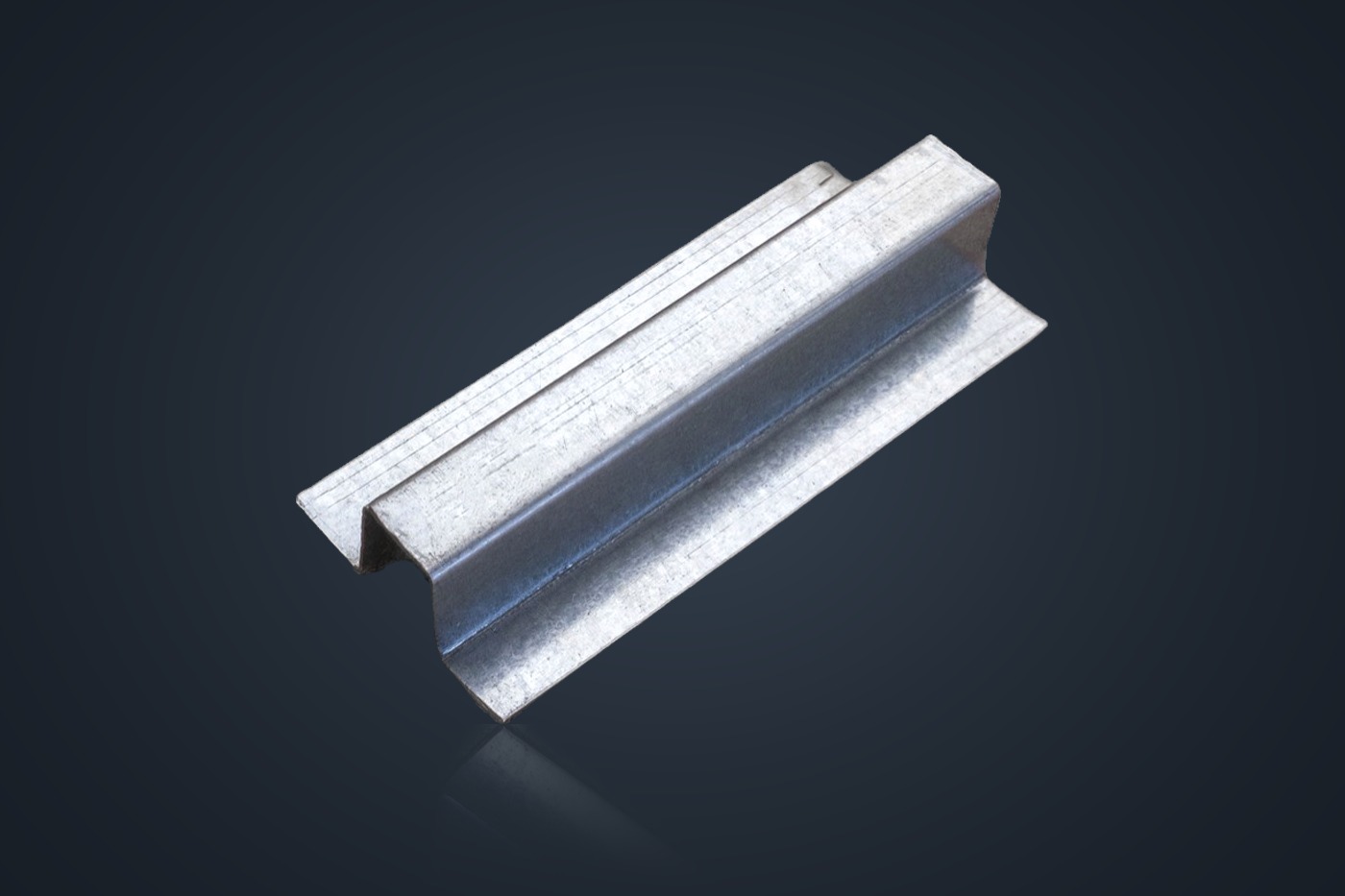 Ripa Omega — vista 1 de 2, perfil de aço galvanizado sobre fundo liso.